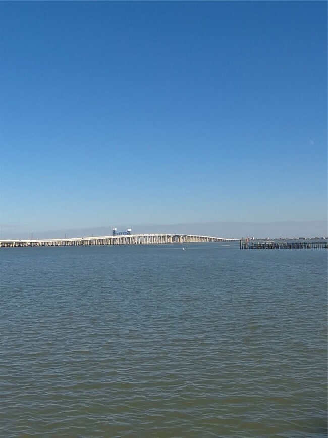 Building Photo - 500 Tiki Dr