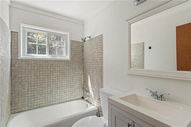 Building Photo - 2866 Highland Dr SE