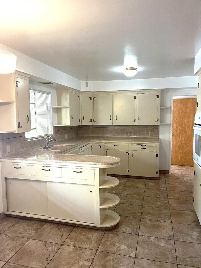 Building Photo - 7731 Filice Dr