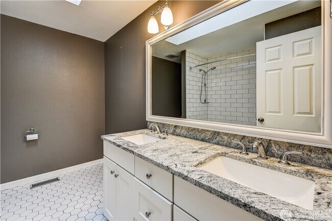 Building Photo - 3bd/2.5ba Renton Home