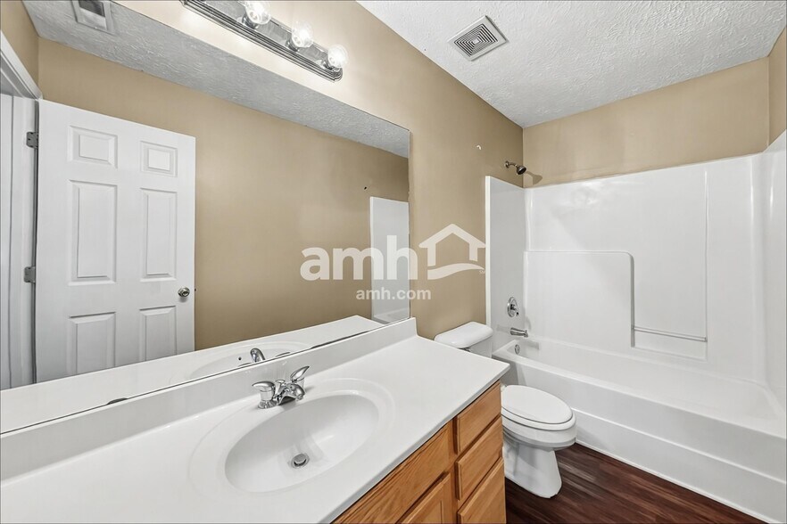 Building Photo - 8028 Meadowview Ln