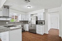 Building Photo - 720 E Broadway Ln