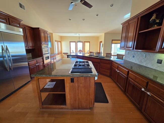 Building Photo - Private Country Living!!!