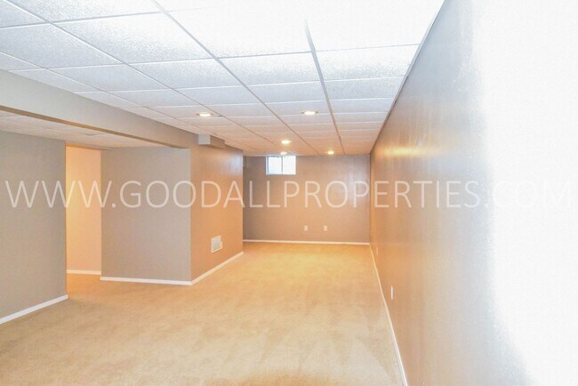 Building Photo - 3 Bedroom Home in West Des Moines