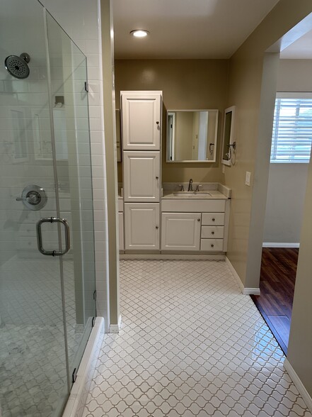 Building Photo - 184 E 19th St