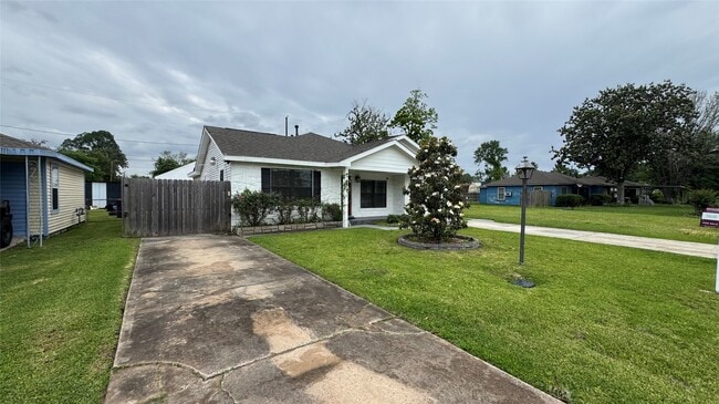 Building Photo - 221 Hyta St