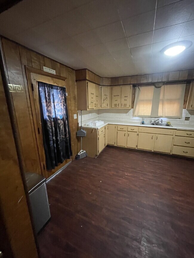 Building Photo - Spacious 3 bedroom with Off street parking!