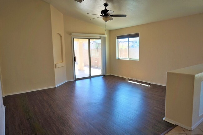 Building Photo - Close to Post