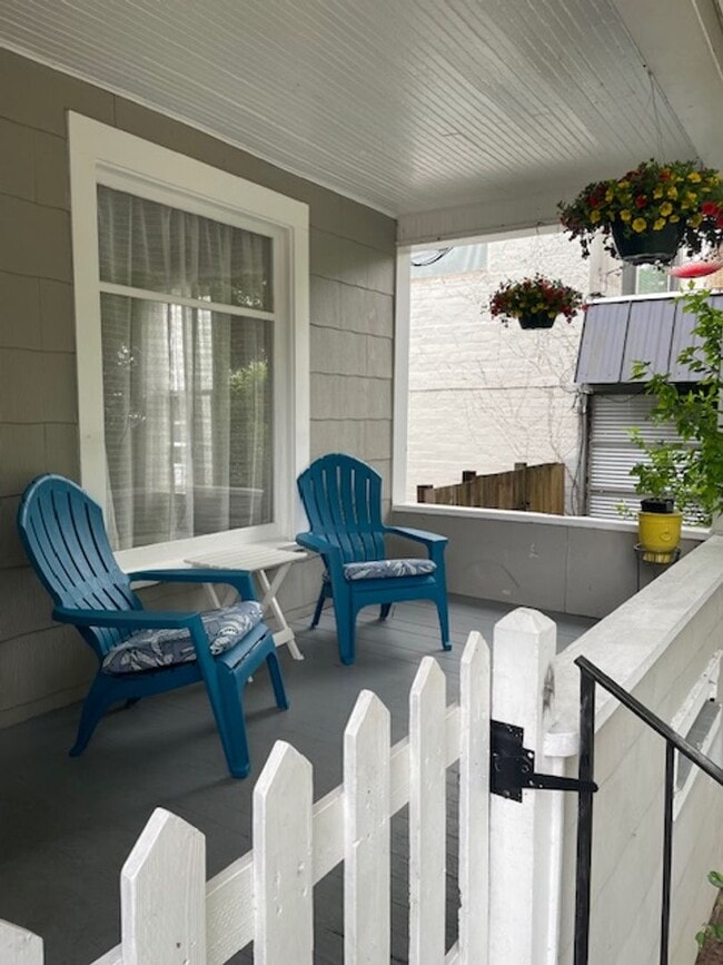 Building Photo - Charming 20's home