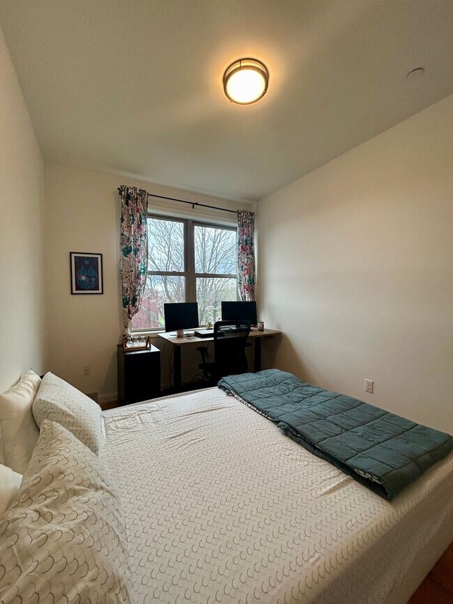 Building Photo - Available Now! 4 Bedroom 3.5 Bath Townhome...