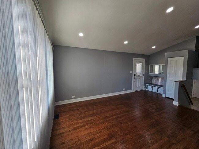 Building Photo - 1535 E Jane Ave