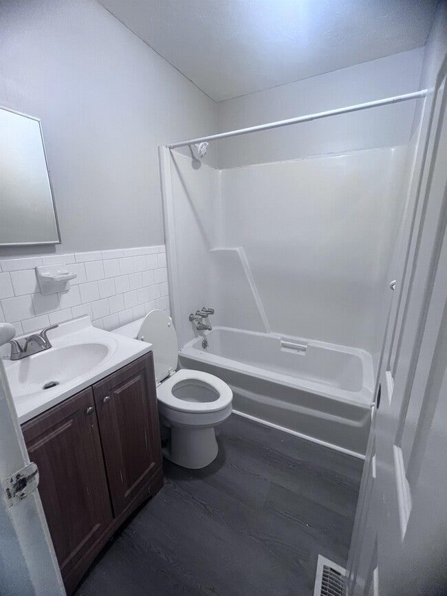 Building Photo - 607 Cross St