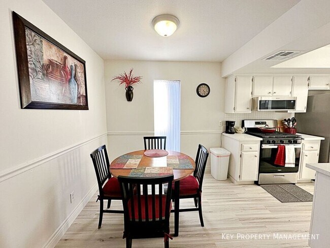 Building Photo - 1405 E Vegas Valley Dr