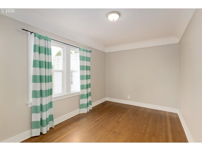 Building Photo - Spacious living in this renovated vintage ...