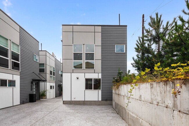 Building Photo - Modern Standalone Townhome with Private Rooftop Deck