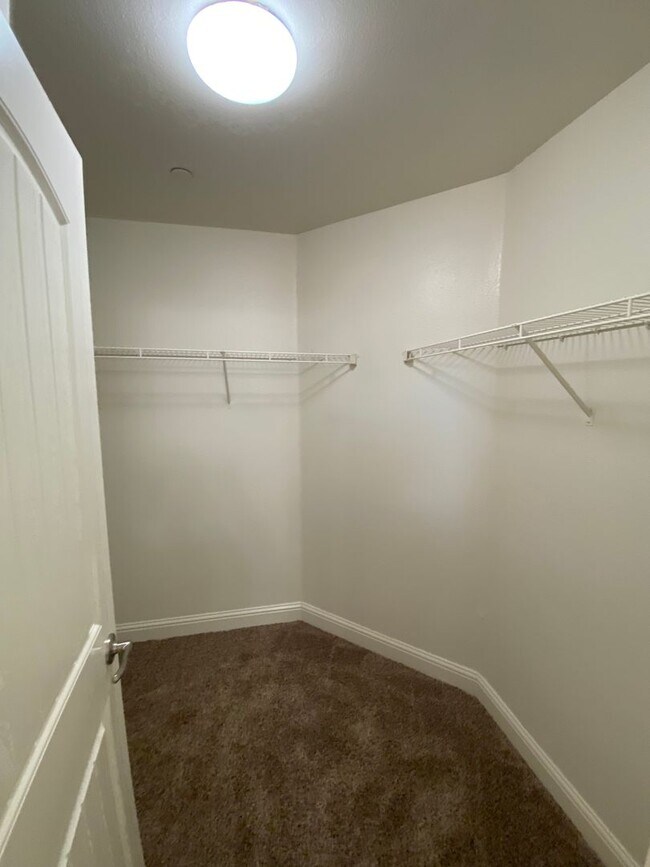 Building Photo - Beautiful 2 Story Home in Gated Avalon Com...