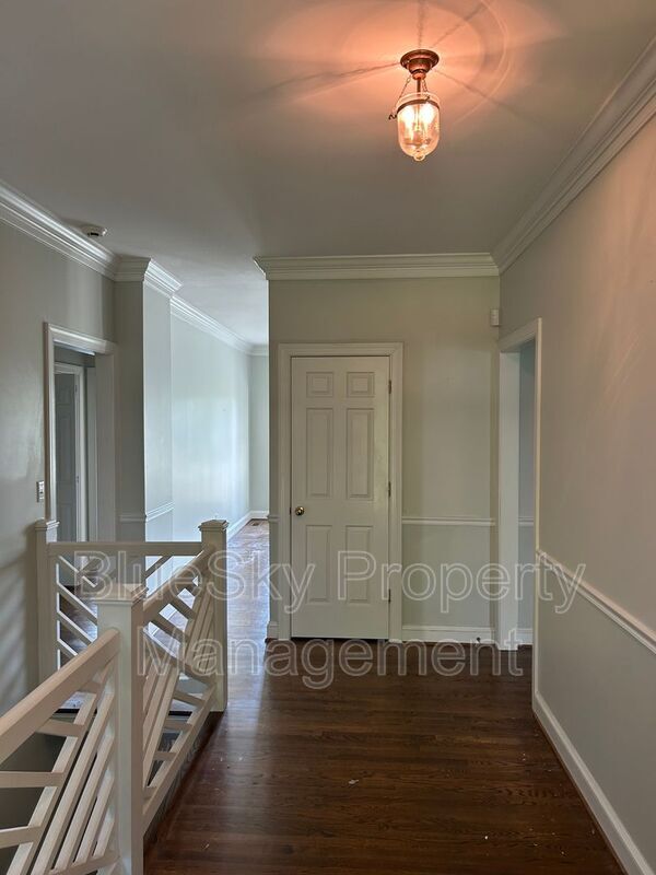 Building Photo - 492 Ednam Cir