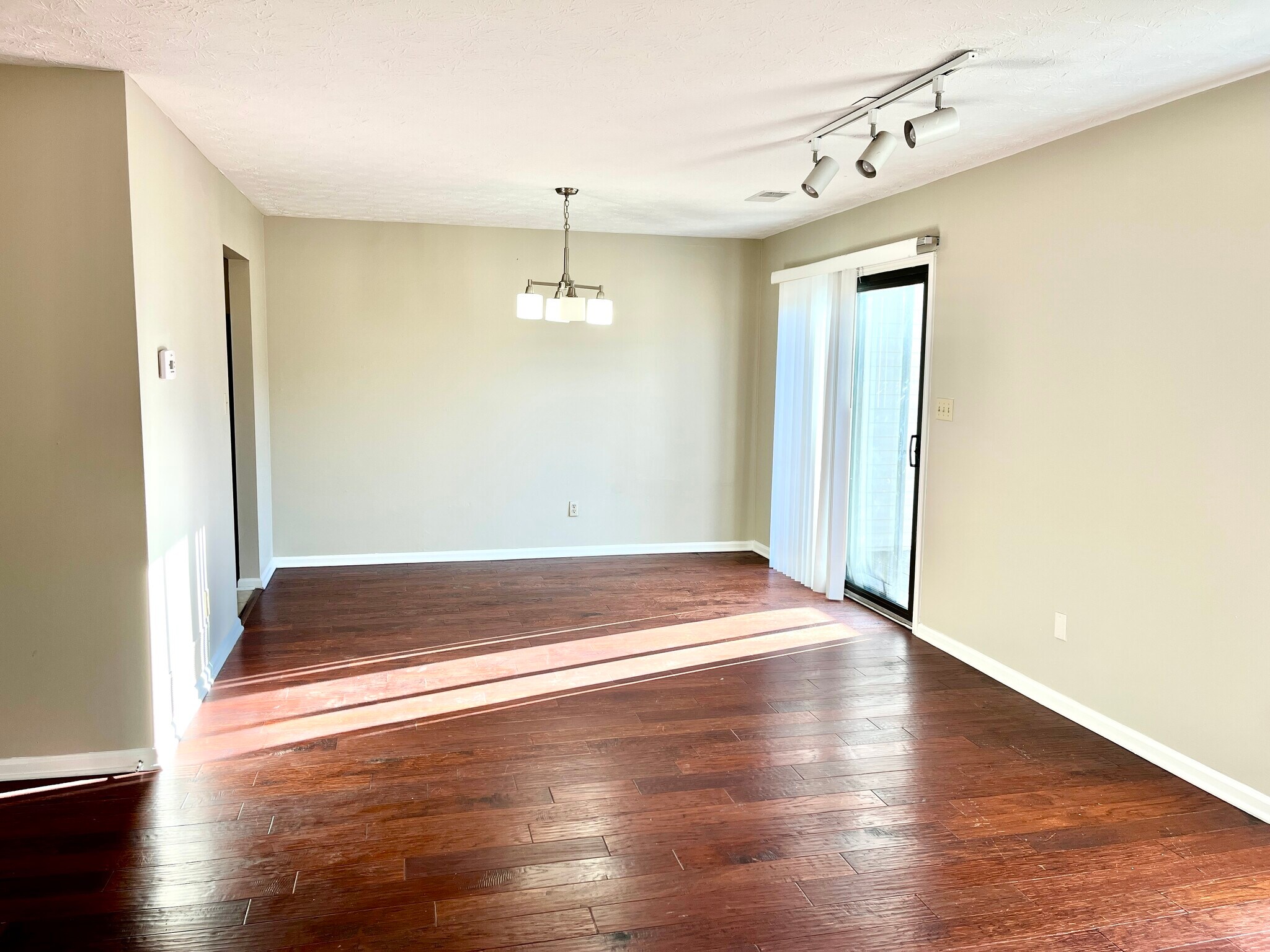 Building Photo - 3660 Walden Dr
