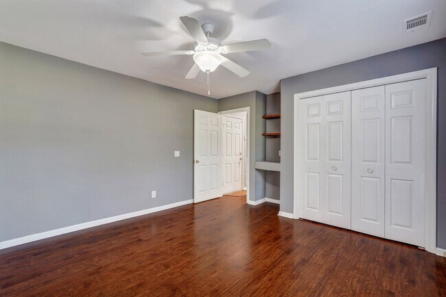 Building Photo - Richmond Hill Beauty: 4-Bedroom Home with Stunning Lagoon Views!