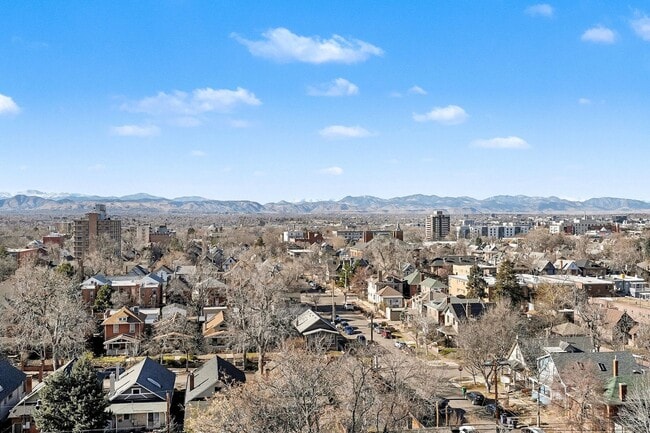 Building Photo - Stunning Mountain Views and an Unbeatable Location!