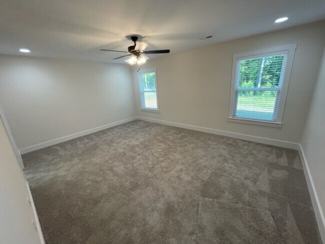 Building Photo - Maryville 37804 - 4 bedroom, 2 bath home - Call Ed Johnson 865-924-5045