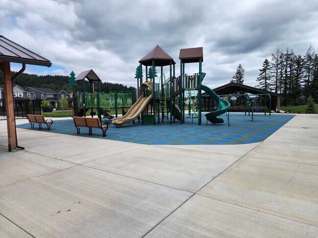 Building Photo - 3 bedroom Townhouse with Pool Access and E...