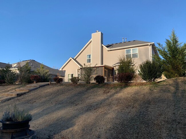 Building Photo - 549 W Holloway Dr