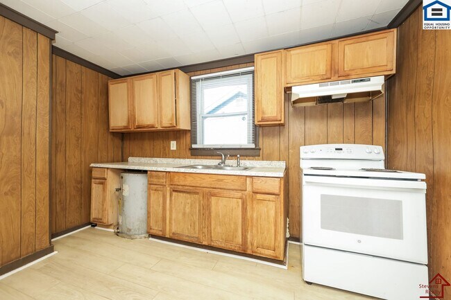 Building Photo - 1002 33rd Ave N