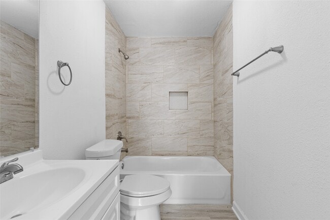 Building Photo - 16643 Lake Cir