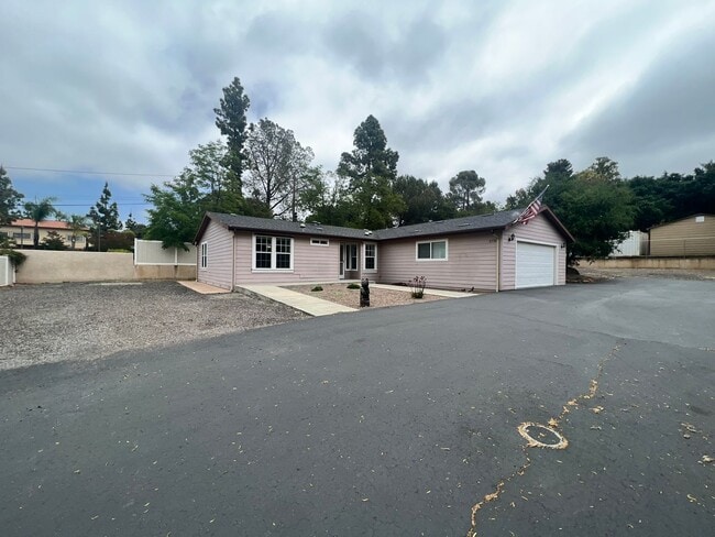 Building Photo - PRIVATE 3BD/2BA HOME IN ALPINE, FULLY FENC...