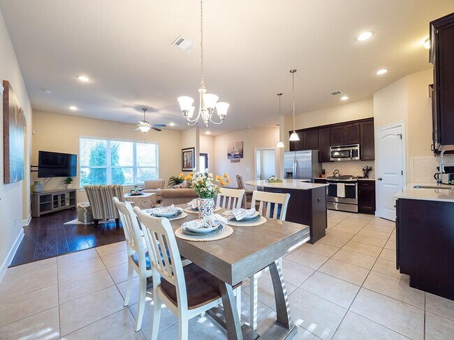 Building Photo - 5605 Roosevelt Ave