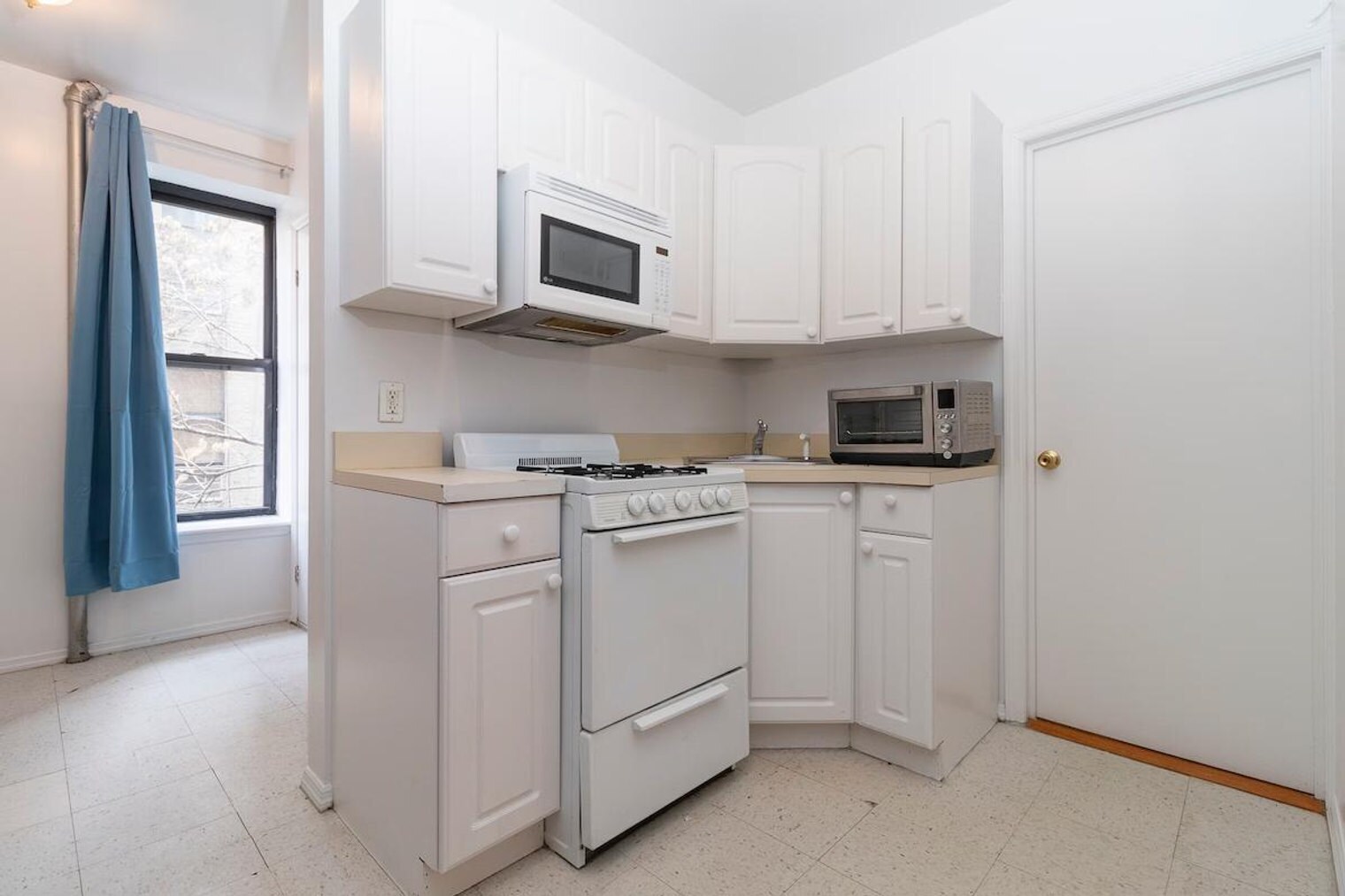 Building Photo - 322 E 93rd St