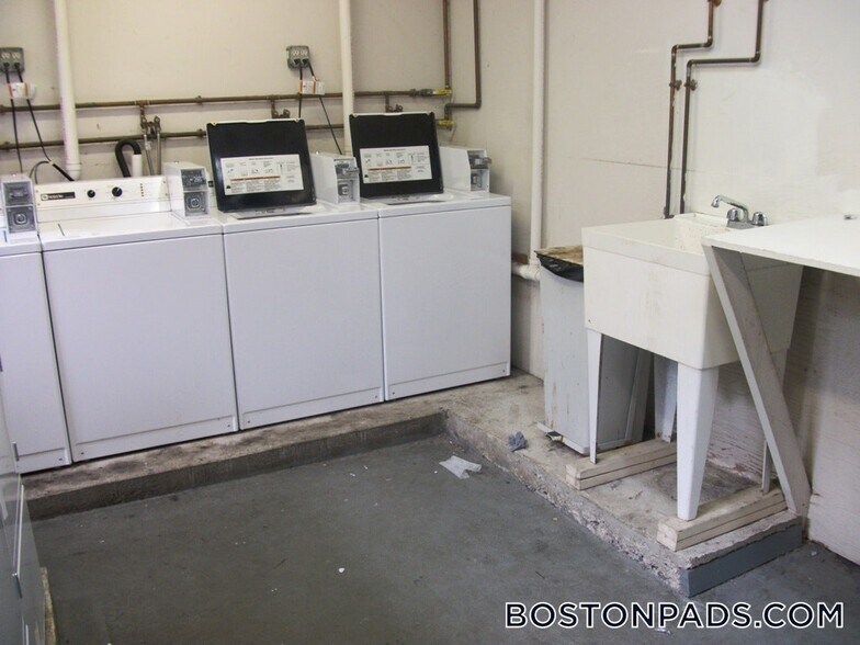 Building Photo - 137 Park Dr