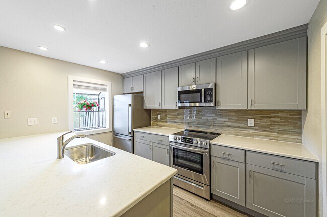 Building Photo - 1500 Sandy Springs Rd