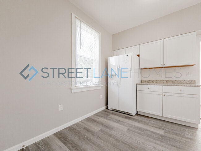 Building Photo - REDUCED!