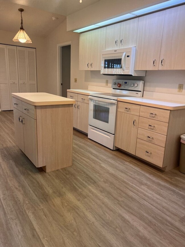 Building Photo - 3BD/2BA