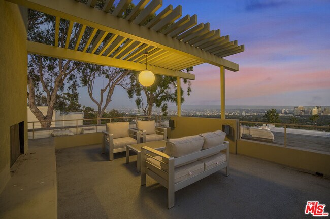 Building Photo - 9892 Beverly Grove Dr