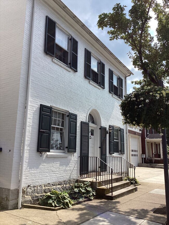 Primary Photo - 60 W King St