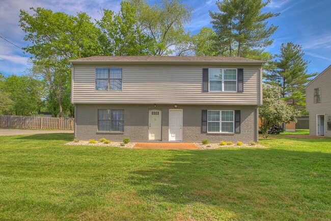 Building Photo - Remodeled 2BR Townhome in Spring Hill