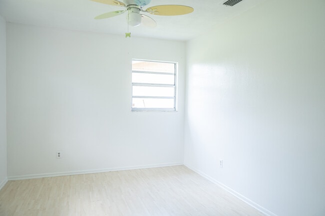 Building Photo - 912 Plato Ave