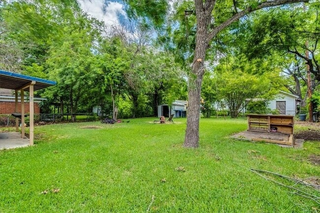 Building Photo - 1800 Forestglade Dr