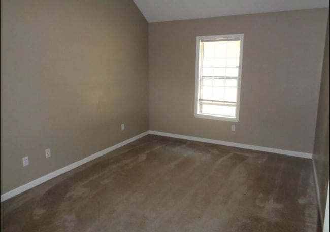Building Photo - 3 Bed/ 3 Bath located just off South Lamar