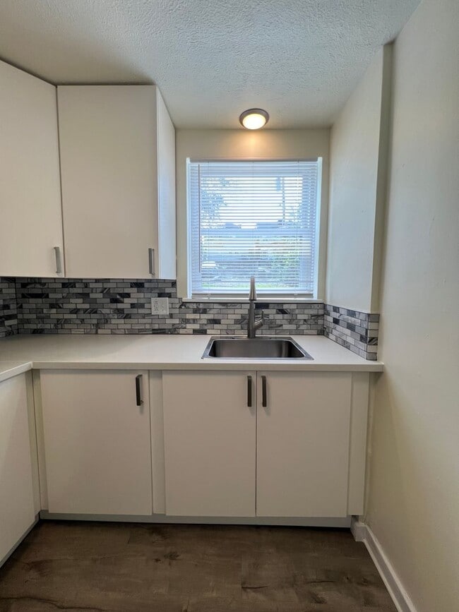 Building Photo - Updated 2BR house with off street parking!