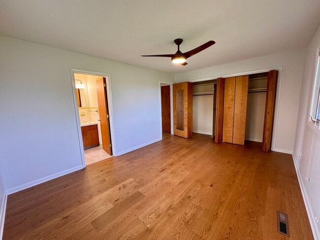 Building Photo - 221 Grandview Dr