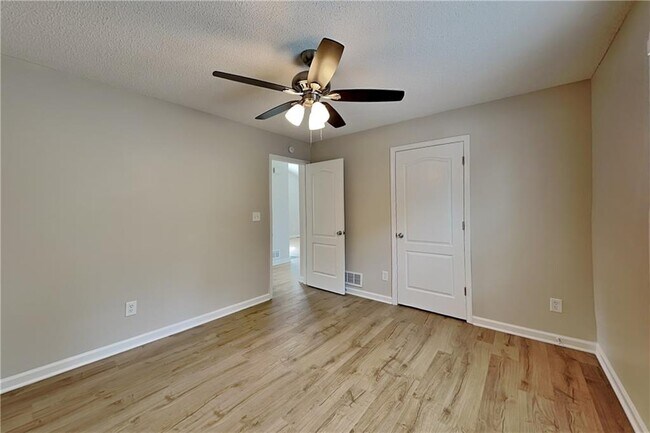 Building Photo - 42 Oak Springs Ln