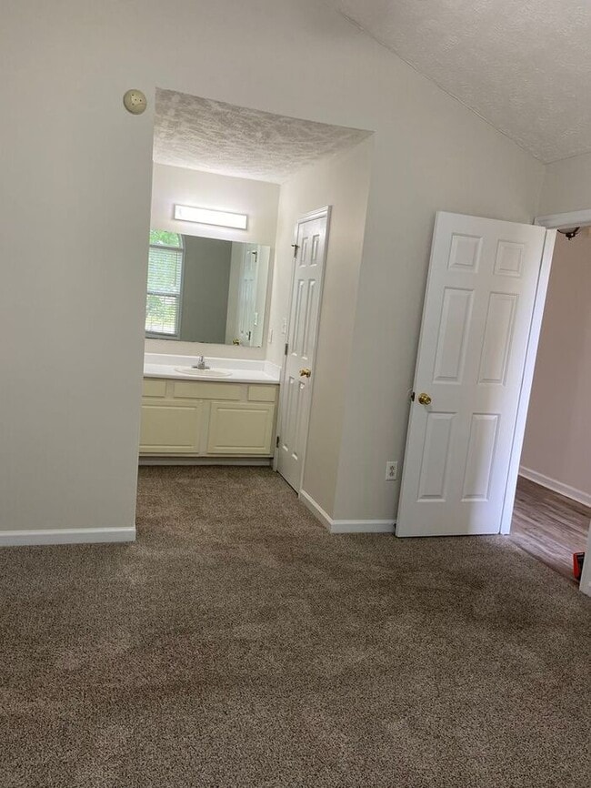 Building Photo - 3 Bedroom/3 Bath Ranch Close to Fort Liberty