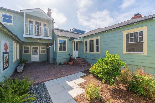 Building Photo - Classic Hermosa Beach Home!
