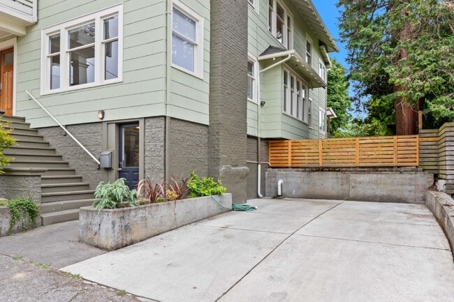 Building Photo - 1Bd/1Ba Seattle Duplex