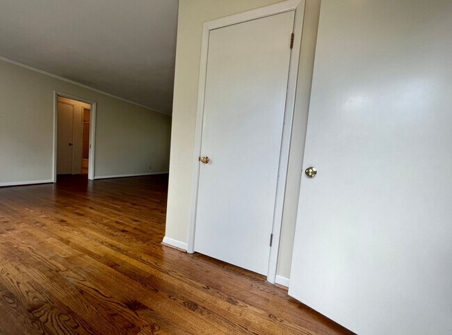 Building Photo - Stunning Two-bedroom In SW Portland~ Great...
