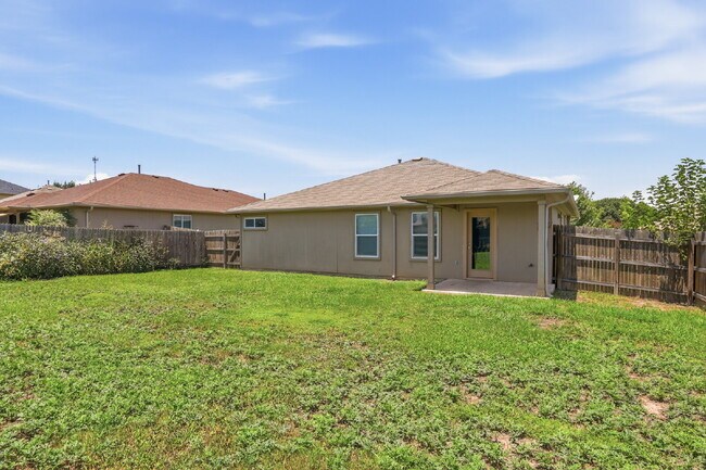Building Photo - 4 Bed, No Carpet Home in Kyle, Available for Immediate Move-In